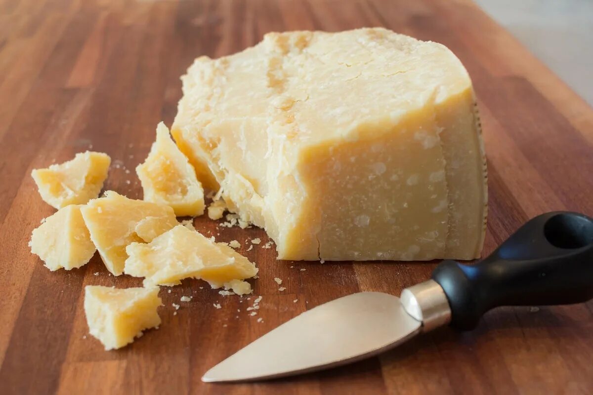 Сыр пармезан. Сыр Пармиджано Реджано. Сыр итальянский Parmigiano Reggiano. Сыр пармезан чиз.