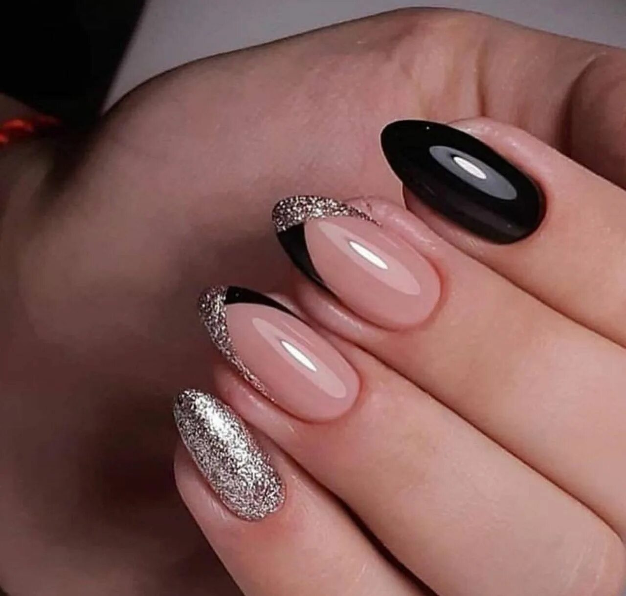 Маникюр 2020-2021. Маникюр со стразинками. Голубой маникюр овал. Ногти овальные дизайн. Маникюр на короткие овальные ногти нежные.