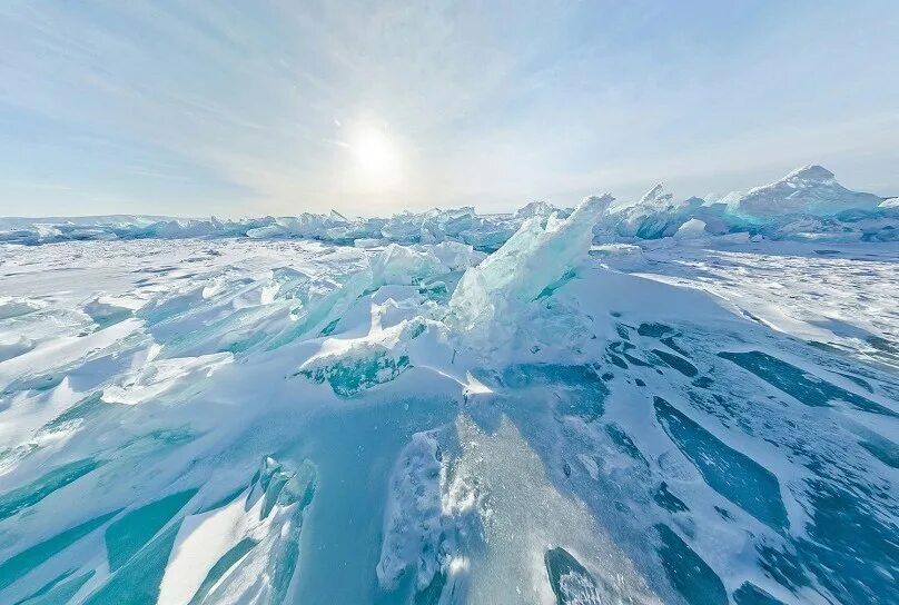 Лед снизу. Голубые Торосы лёд Байкала. Торос Байкал Ольхон. Листвянка голубой лед. Байкал ледяные пирамиды.