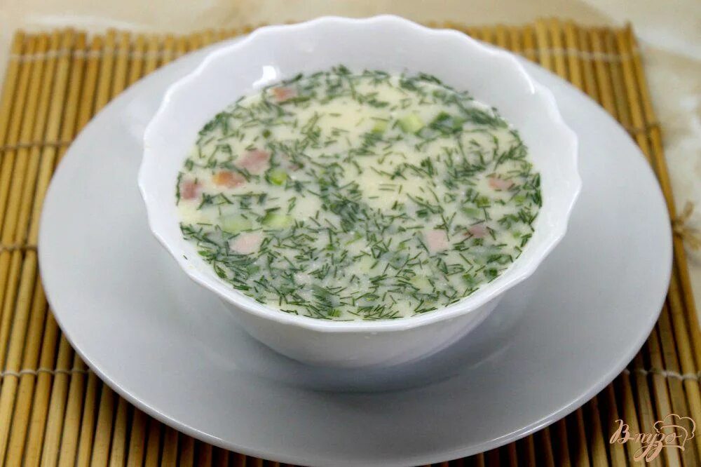 Рецепт окрошки классической с колбасой на сметане. Окрошка на сметане. открjirf yf cvtnfyt\. окрошка без сметаны. окрошка на помидорном рассоле.