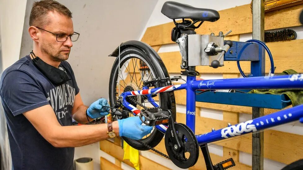 I repaired my bike. Мужчина чинит велосипед. Веломеханика. Bicycle repair shop. Техобслуживание велосипеда.