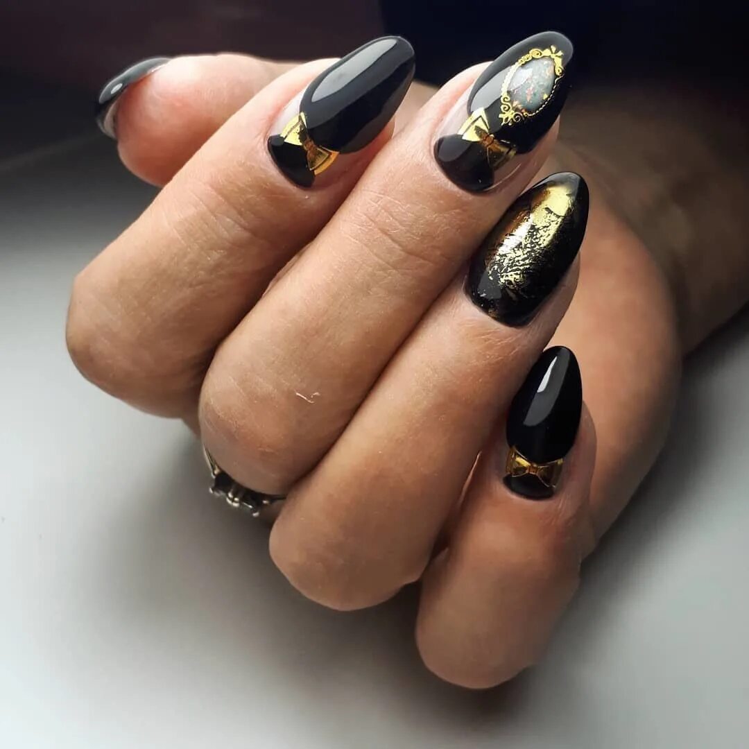 маникюр золото с черным. черно-золотой маникюр. черно-золотой маникюр. маникюрчереый с золотым. маникюр чёрный с золотом.