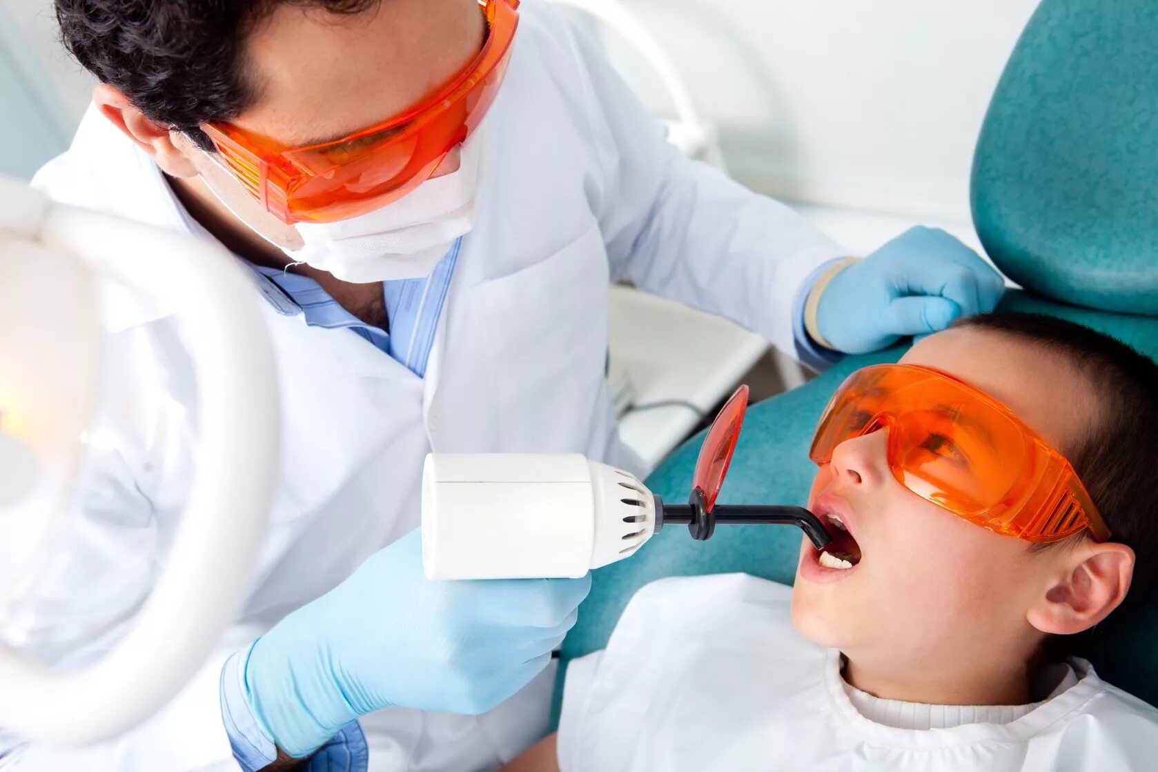 Стоматологи без работы. Работа стоматолога. Картинки на тему стоматолог. Детский стоматолог за работой.
