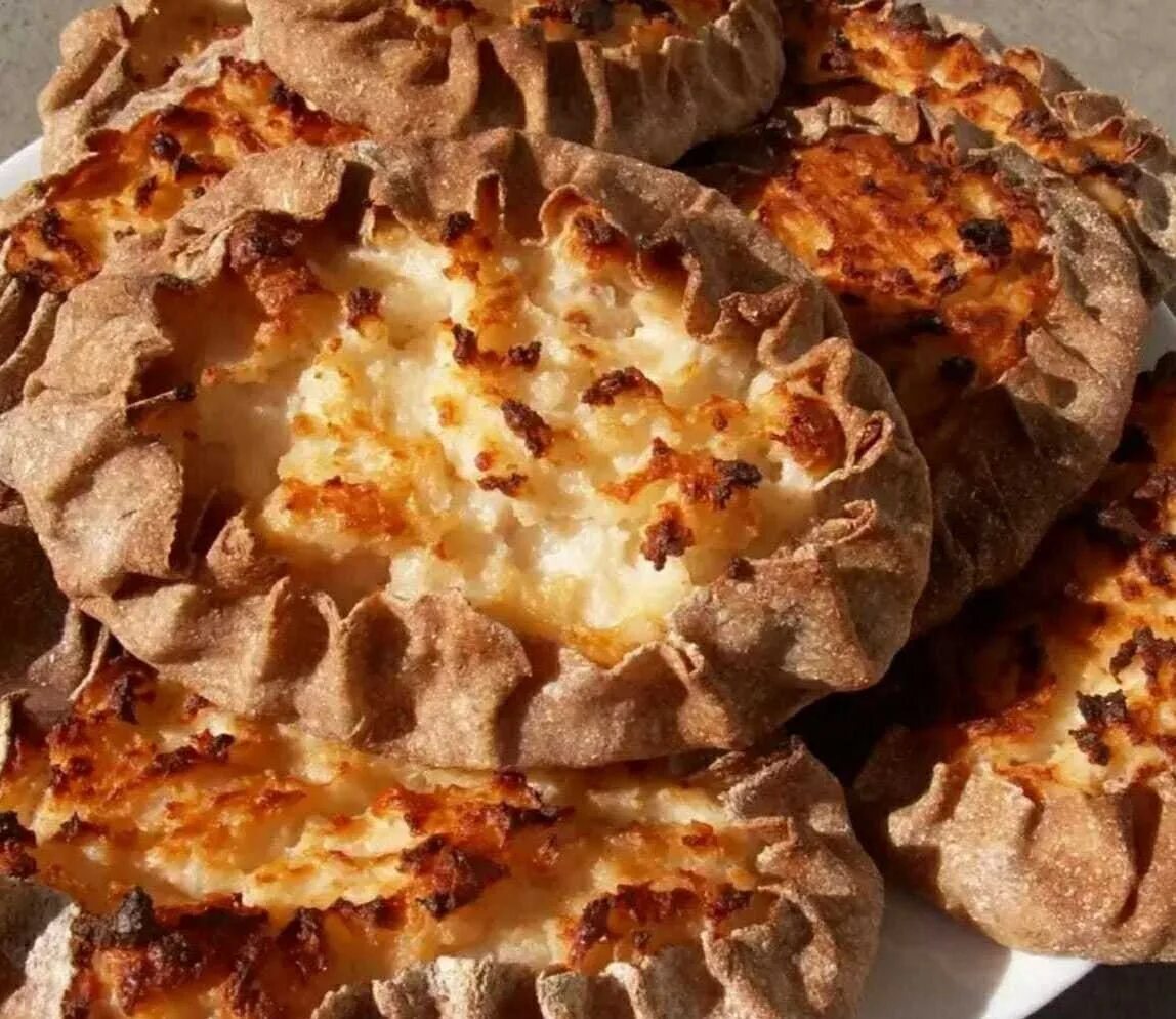 Выпечка из разной муки. Калитка пирог карелия. Ржаная мука пирожки рецепты. Пышки из ржаной муки. Булочки из ржаной муки.