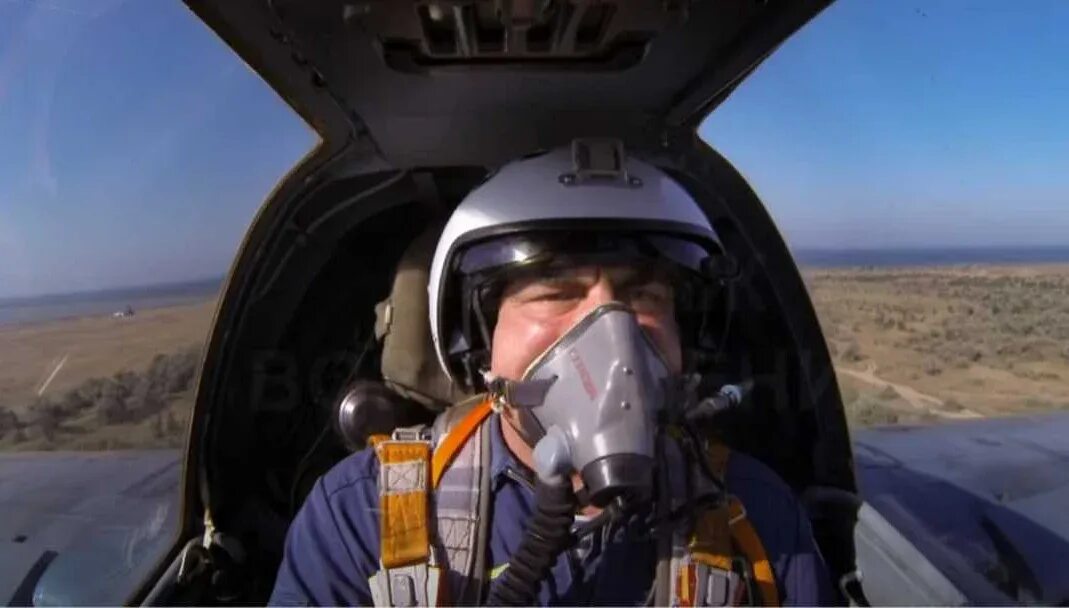 Военный пилот. Михаил беляев миг 35. Лицо пилота истребителя. Pilot photos text. Пилот остаемся.