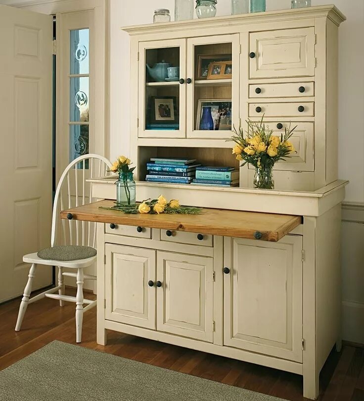 Кухонный буфет в интерьере Built-in custom cabinets get a sleek neutral finish from a coat of gray color. T