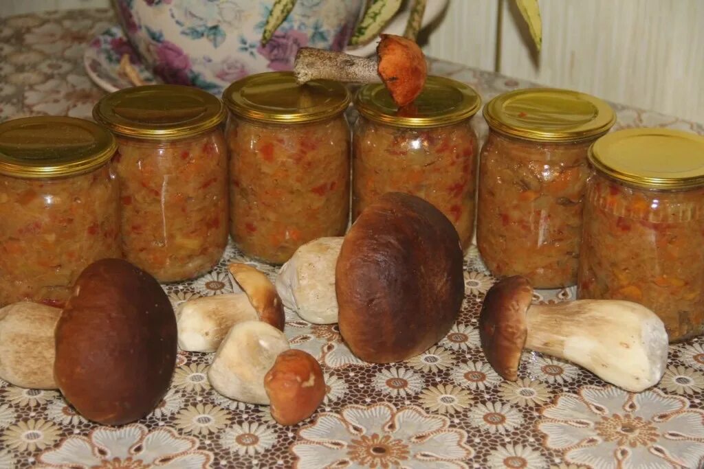 Рецепт солянки на зиму с фото. Грибная солянка на зиму на 1 кг грибов. солянка с грибами и капустой на зиму с томатной пастой на зиму. ингредиенты на солянку грибную на зиму. солянка красная шапочка на зиму с грибами.