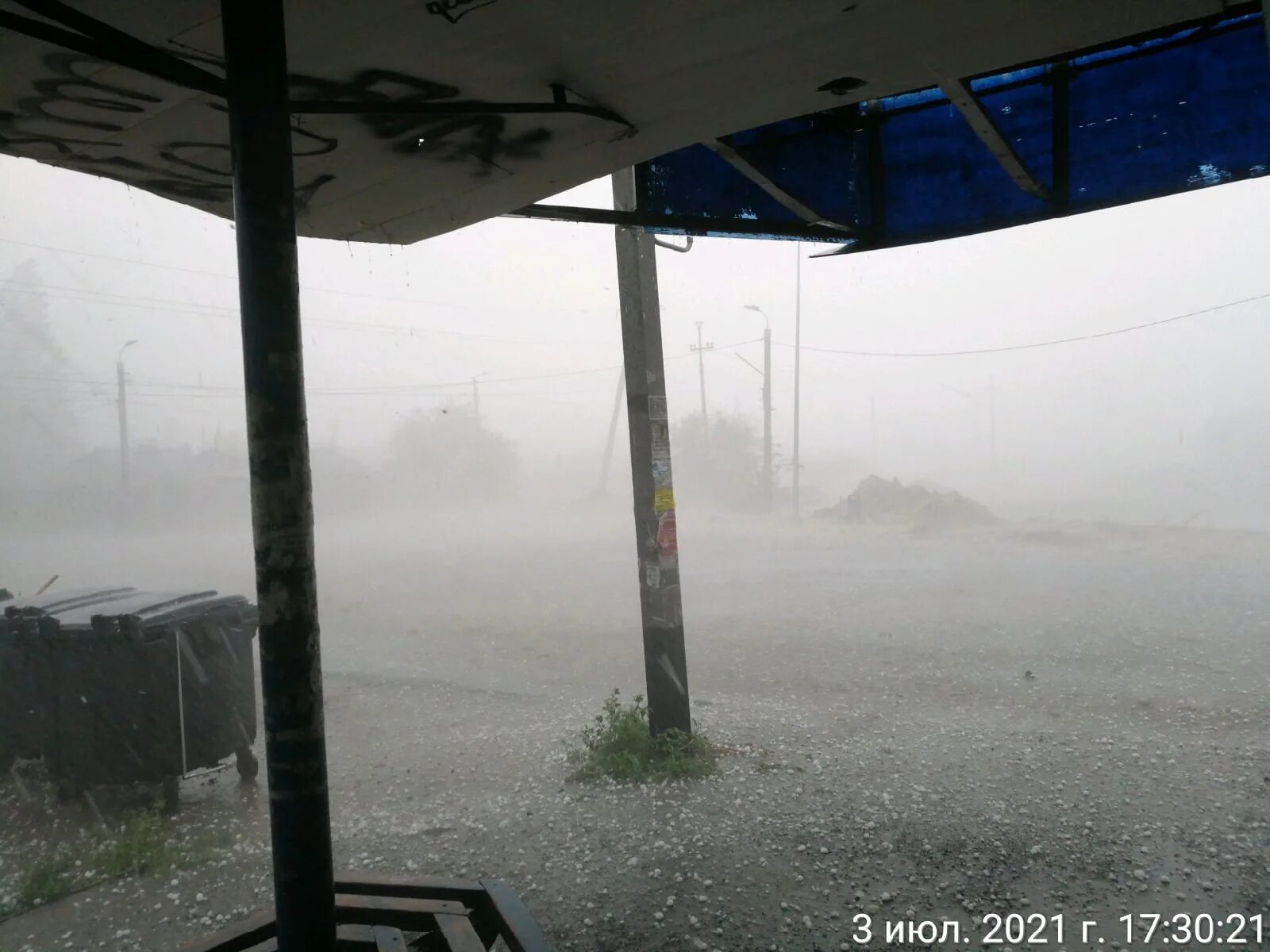 Сильный дождь. Сильный ливень. Ливень в городе. Град (осадки).