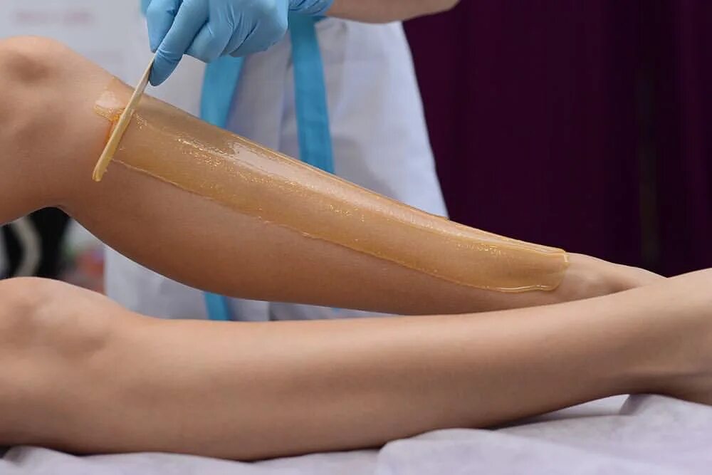 Sugaring 100. Шугаринг шпательная техника. Восковая депиляция. Депиляция голени воском. Воск для депиляции.