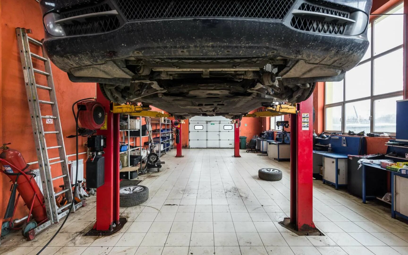 Двухъярусная автомастерская. Топ автосервисов. Дизайн автосервиса. Топ автосервис. Королев силикатная 74.