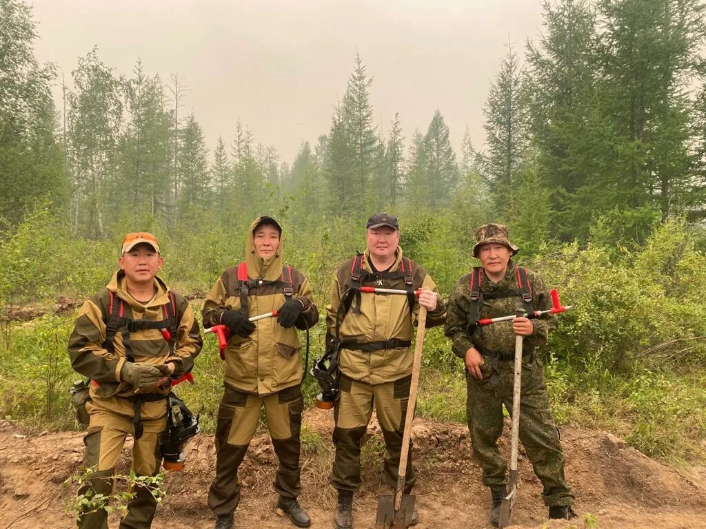 Авиалесоохрана добровольцы. Добровольцы с Красноярска на пожаре в Якутии. Кытыл Дюра. Пожары в Якутии добровольцы стоят с лопатами.