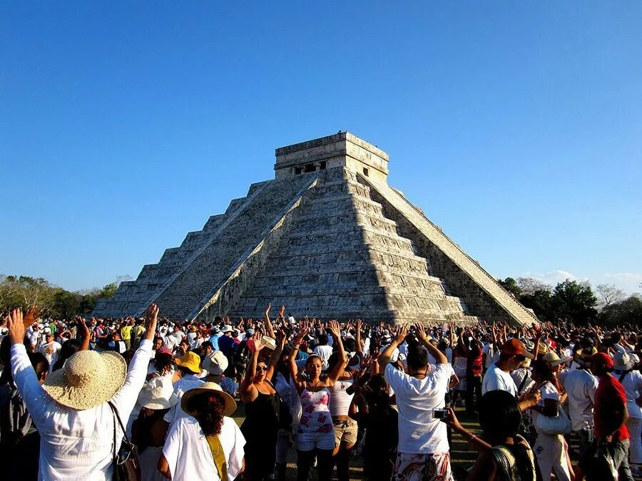 Пирамида Кукулькана Мексика. Пирамиды Чичен-ица в Мексике. Чичен-ица пирамида Кукулькана. Храм Кукулькана Майя Чичен-ица.