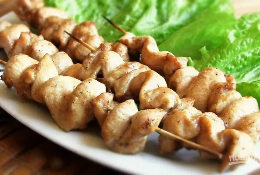 Чтобы куриный шашлык был сочный. Куриный шашлычок геншин. шашлык из рапана. шашлычки на шпажках в духовке. куриные шашлычки на шпажках.
