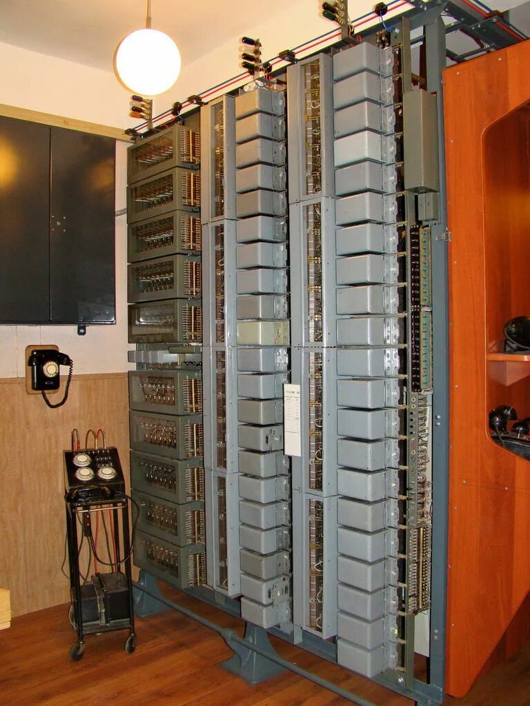 Атс 54. Атск 100-2000. декадно шаговая атс. декадно-шаговая автоматическая телефонная станция. атс телефонная станция.