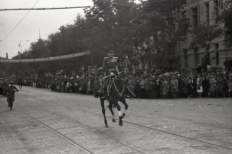 16 сентября 1945 парад в харбине. Харбин парад Победы 1945. Парад Победы в Харбине 1945 год. Парад Победы в Харбине 16 сентября 1945 года. Парад в Харбине 16 сентября 1945 года марш белогвардейцев.