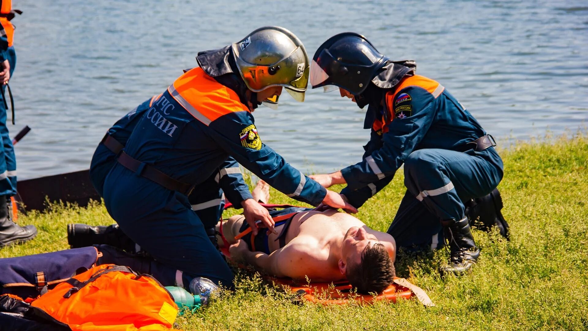 Звук утонул. МЧС спасение утопающего. Спасатели на воде МЧС. Оказание помощи пострадавшим.