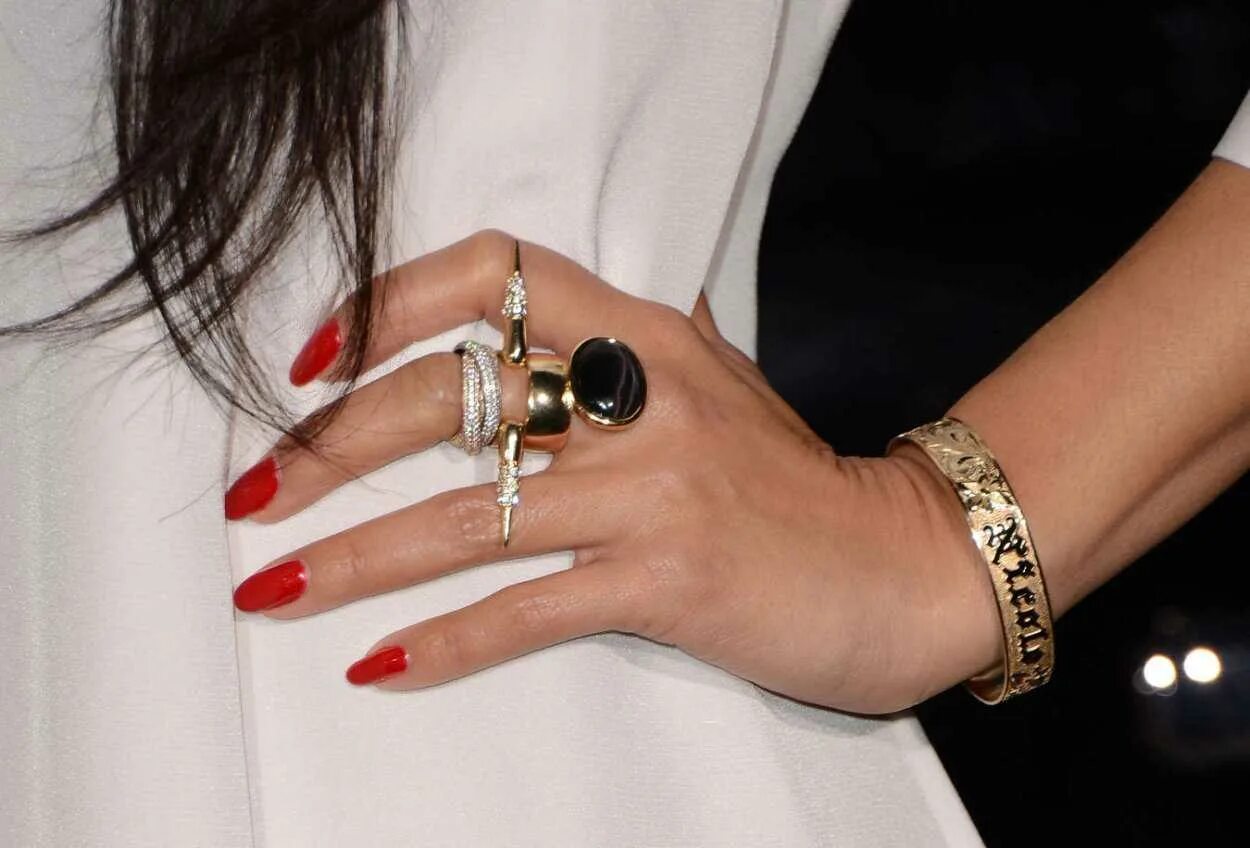 Фаланговые кольца. Серебряные украшения. Как носить несколько колец. Браслеты у звезд женщин. Кольца на руках женщины.