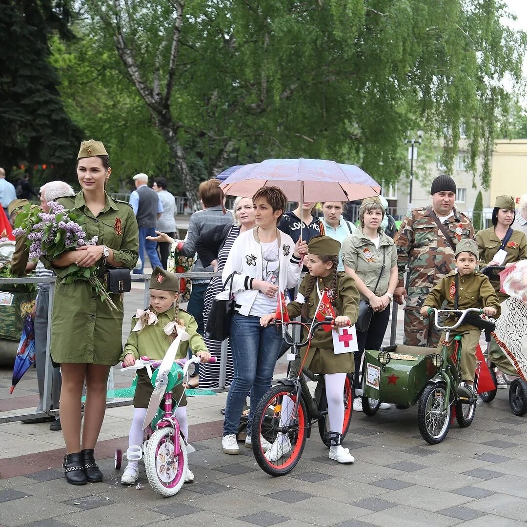 Парад велосипедов. Парад колясок и велосипедов. Военный парад колясок. Коляска в виде танка.