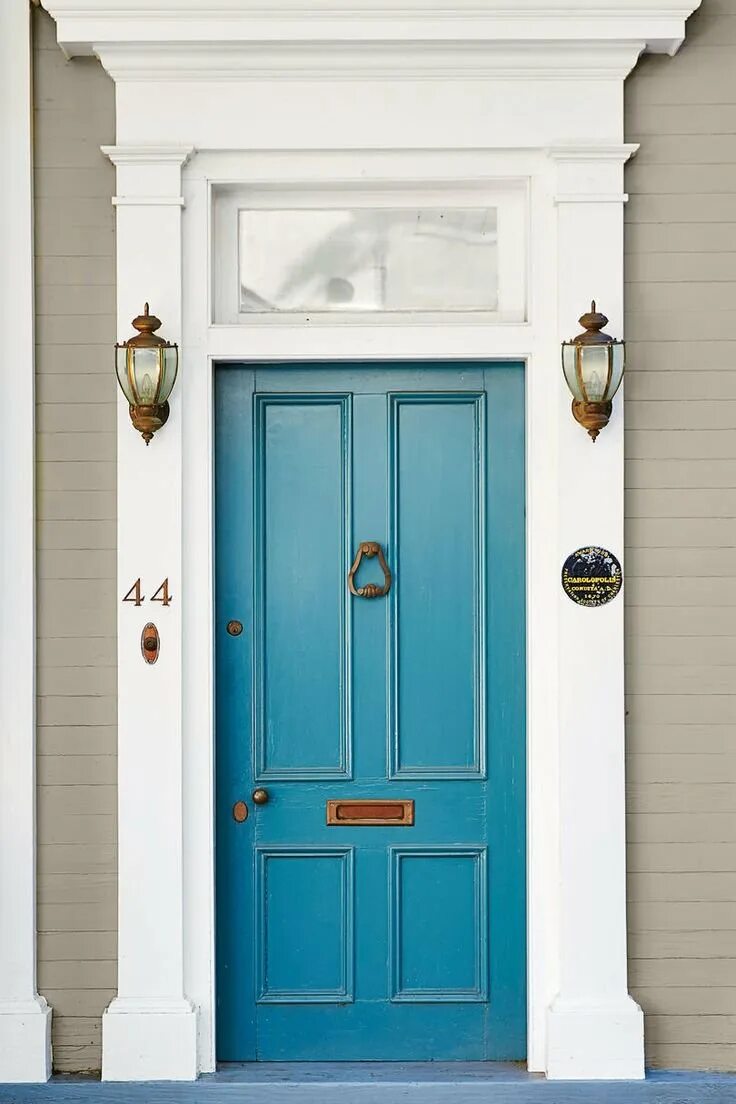 Синяя дверь. Двери в английском стиле. Входная дверь в английском стиле. Входные двери в американском стиле. Синяя входная дверь.