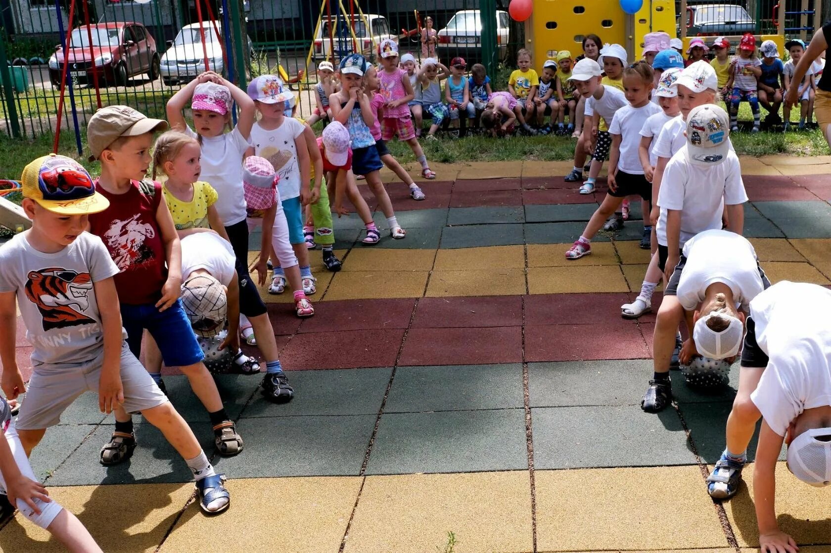 Спортивное мероприятие в детском саду. Спортивные мероприятия. Летний спортивный праздник в детском саду на улице. Физкультурные праздники в детском саду.