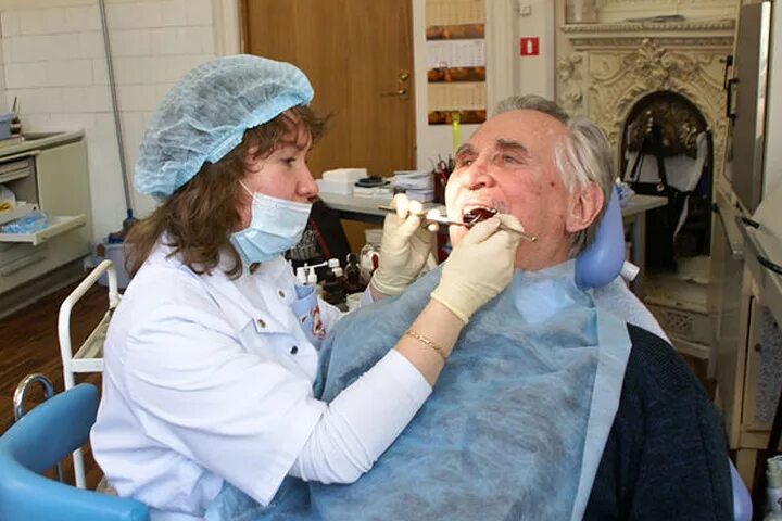 Протез пенсионеру. Стоматология пенсионеры. Пенсионер у стоматолога. Пожилые люди стоматология.