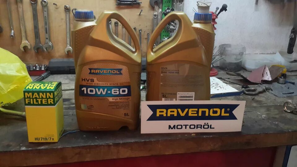 Ravenol w60. Масло моторное синтетическое Ravenol HVS Oil 10w60 - кто производитель. Ravenol HVS 10w-60 для автомобилей с большим пробегом, 5 литров 1115102-005. Ravenol 10w для вилки. Масло равенол 10w