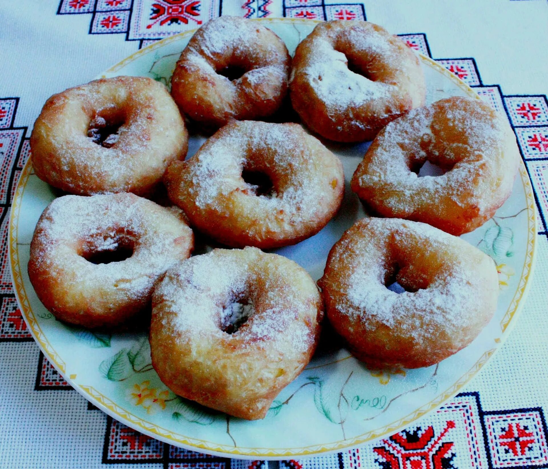 Пышки на кефире рецепты с фото простые и вкусные. Пончики на кефире пышные. Пончики на сковороде на столе фото. Пончики на кефире. Пончики на кефире пышные печёные.