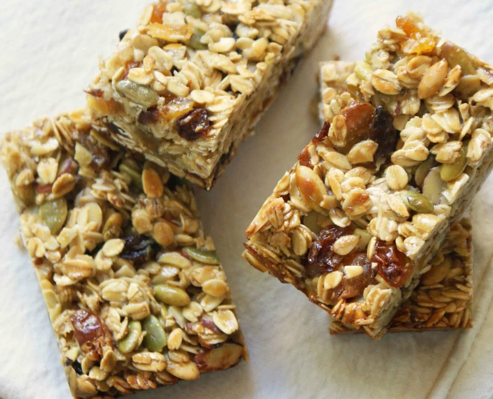 Батончики из хлопьев и сухофруктов. Батончики мюсли muesli. гранола пп. гранола батончик. батончик из сухофруктов.
