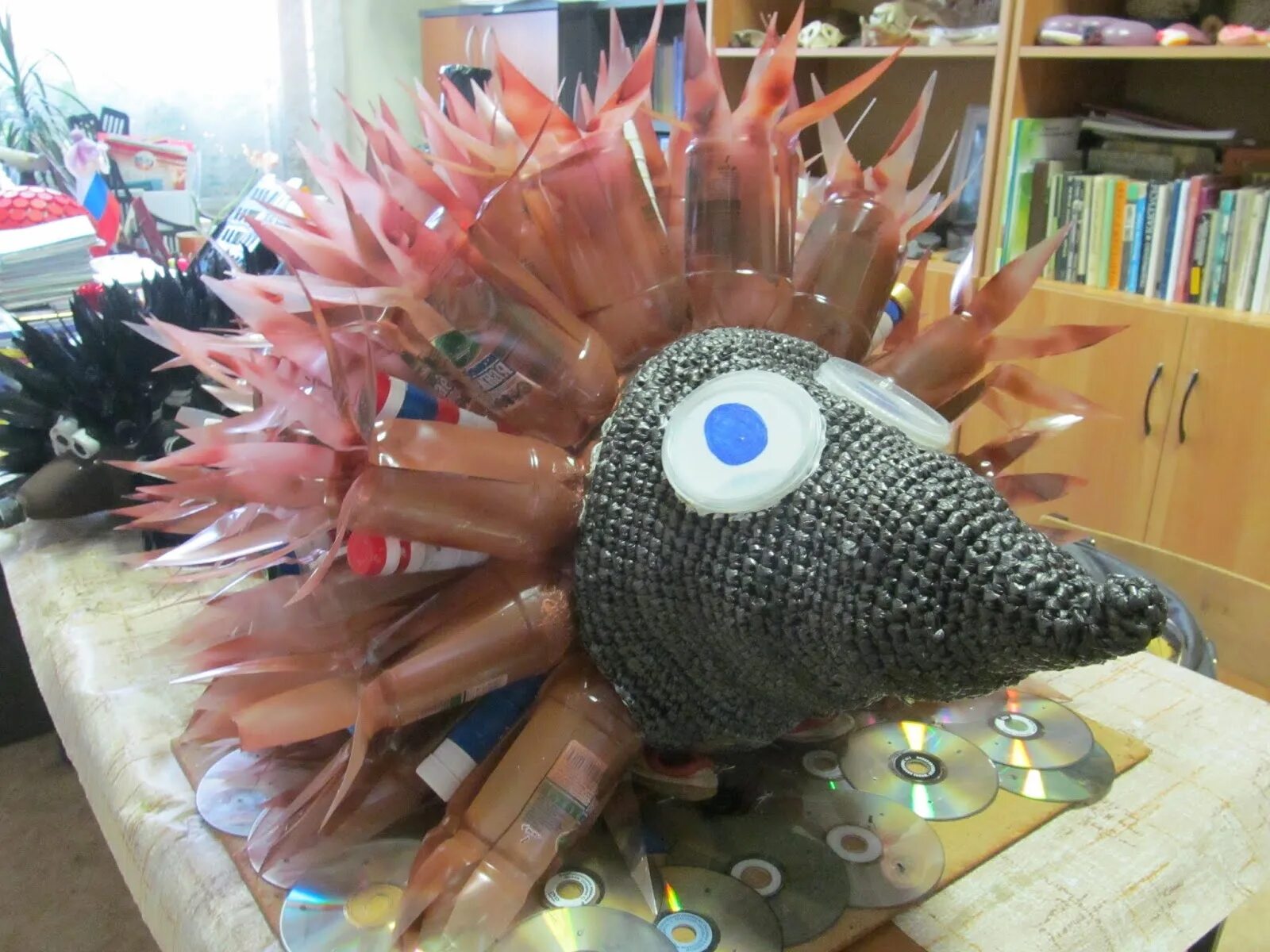 ежик из пластика для сада. поделки из пластмассовых бутылок. еж из пластиковой бутылки. еж из пластиковой бутылки. поделка ежик из бутылки.