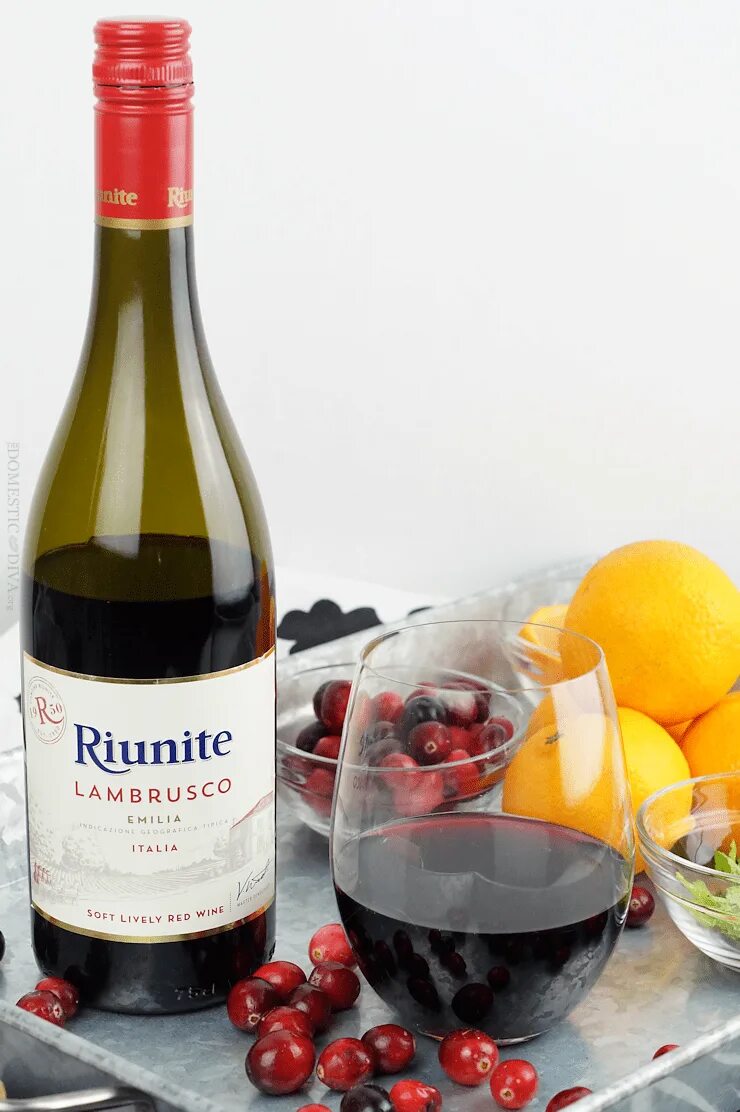 Сангрия riunite. Вино riunite Lambrusco. Ламбруско riunite красное. Вино Ламбруско красное Риуните. Riunite lambrusco