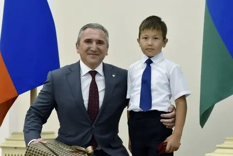 На мальчика действует