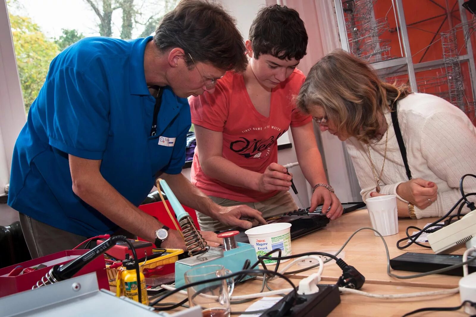 Repair Cafe. Репаир кафе это. Repair Cafe в Германии. Cafe electrical Repair.