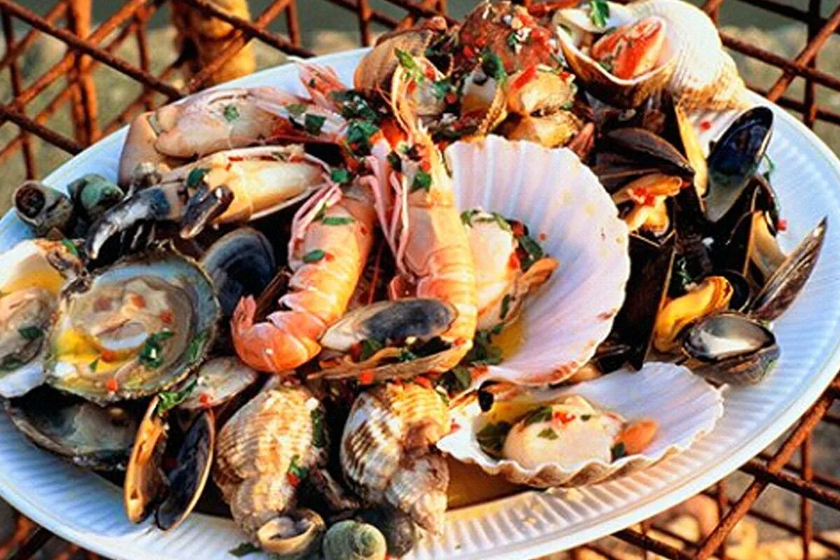 Морские блюда. Сушеные морепродукты. Ассорти морепродуктов. Тарелка с морепродуктами. Морепродукты ракообразные, моллюски.