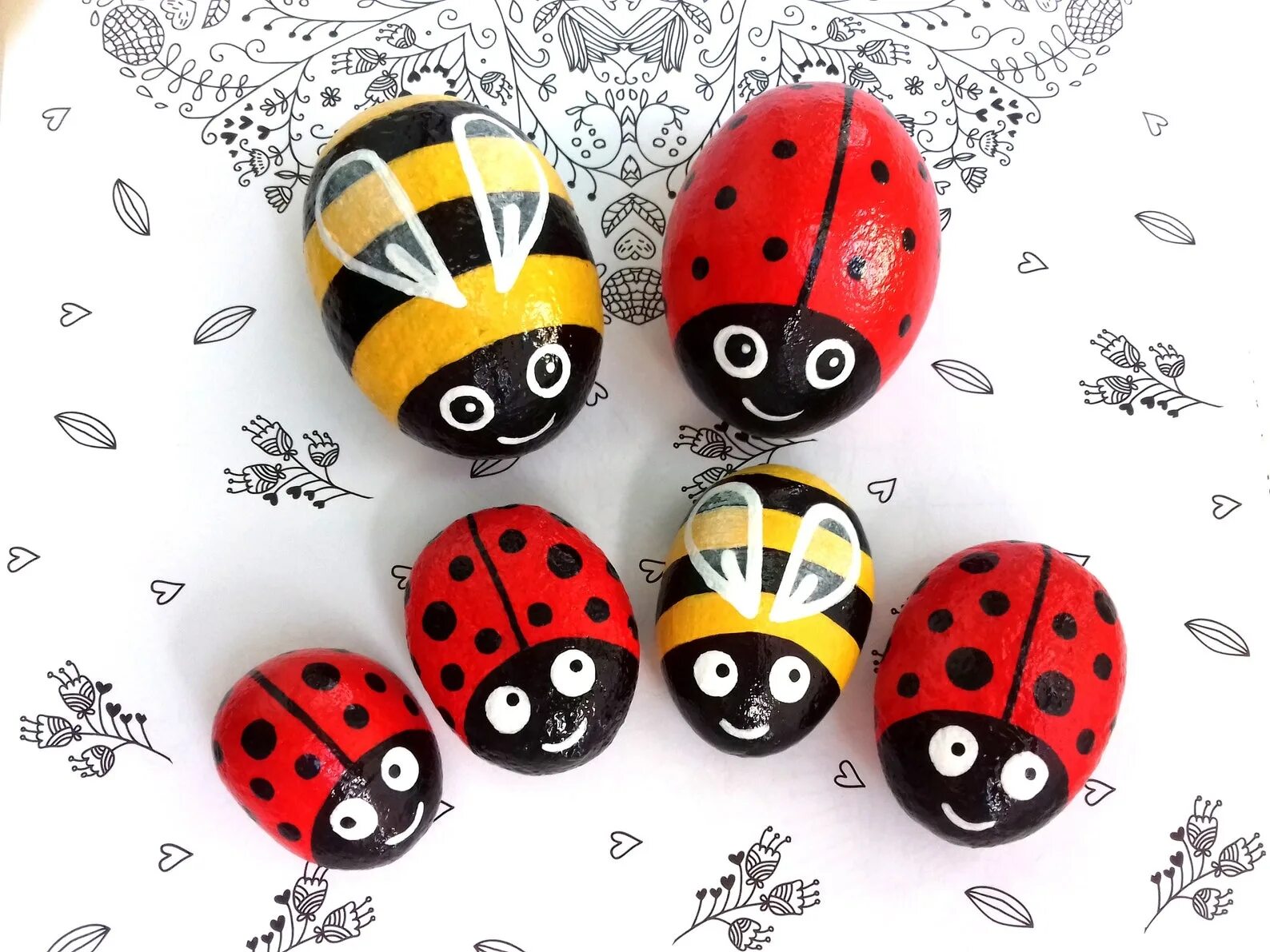 Божья коровка из гальки