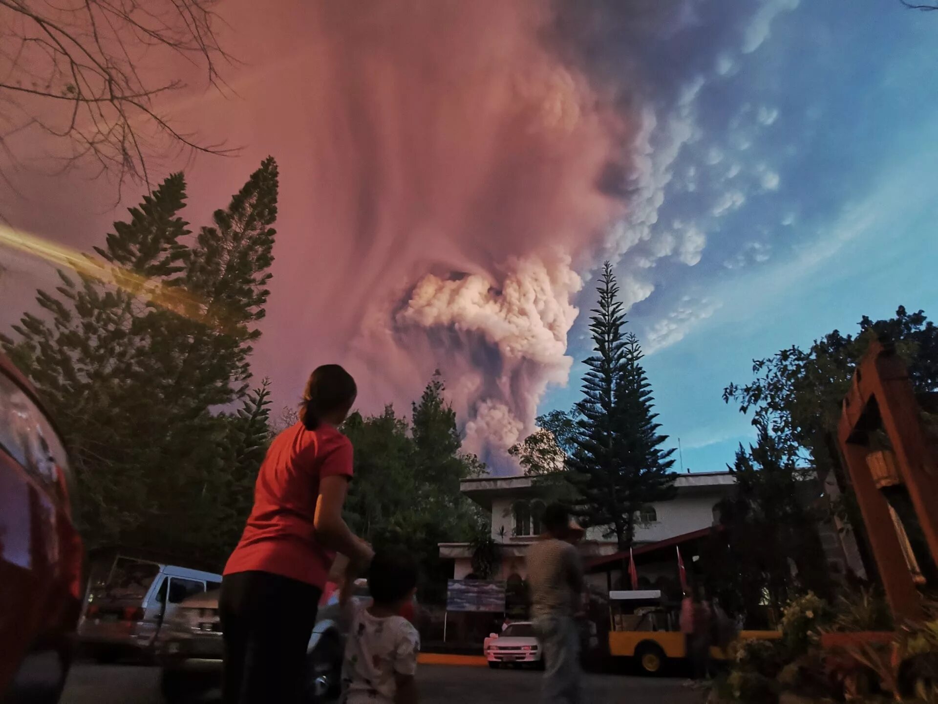Катаклизмы планеты сегодня. Вулкан Тааль Филиппины извержение. Вулкан Тааль извержение 2020. Извержение вулкана на Филиппинах 2020. Тааль извержение 2022.