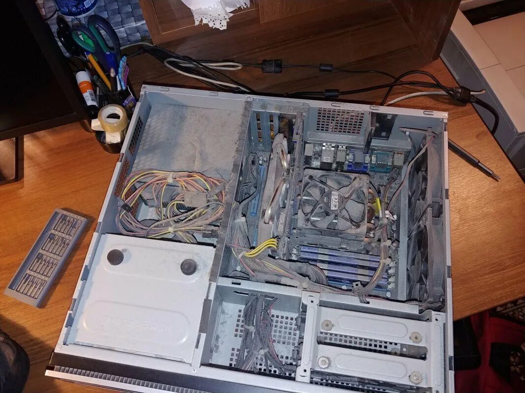 Старые разбор. Разобранный компьютер. Разобранный системник. Компьютер в разборе. Разбираем старый компьютер.