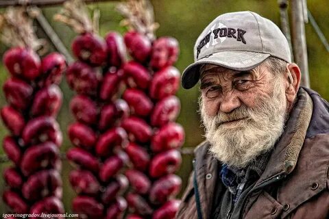 Старик продает на базаре