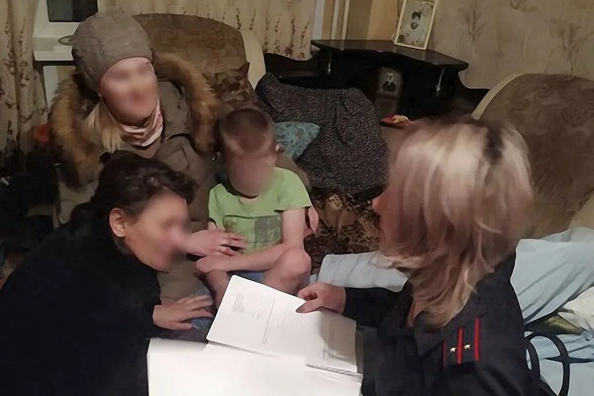 Мальчик второклассник. Мальчик убежал в лес на 2 дня. Восьмилетний мальчик. Грустный первоклассник. Мальчик первоклассник.