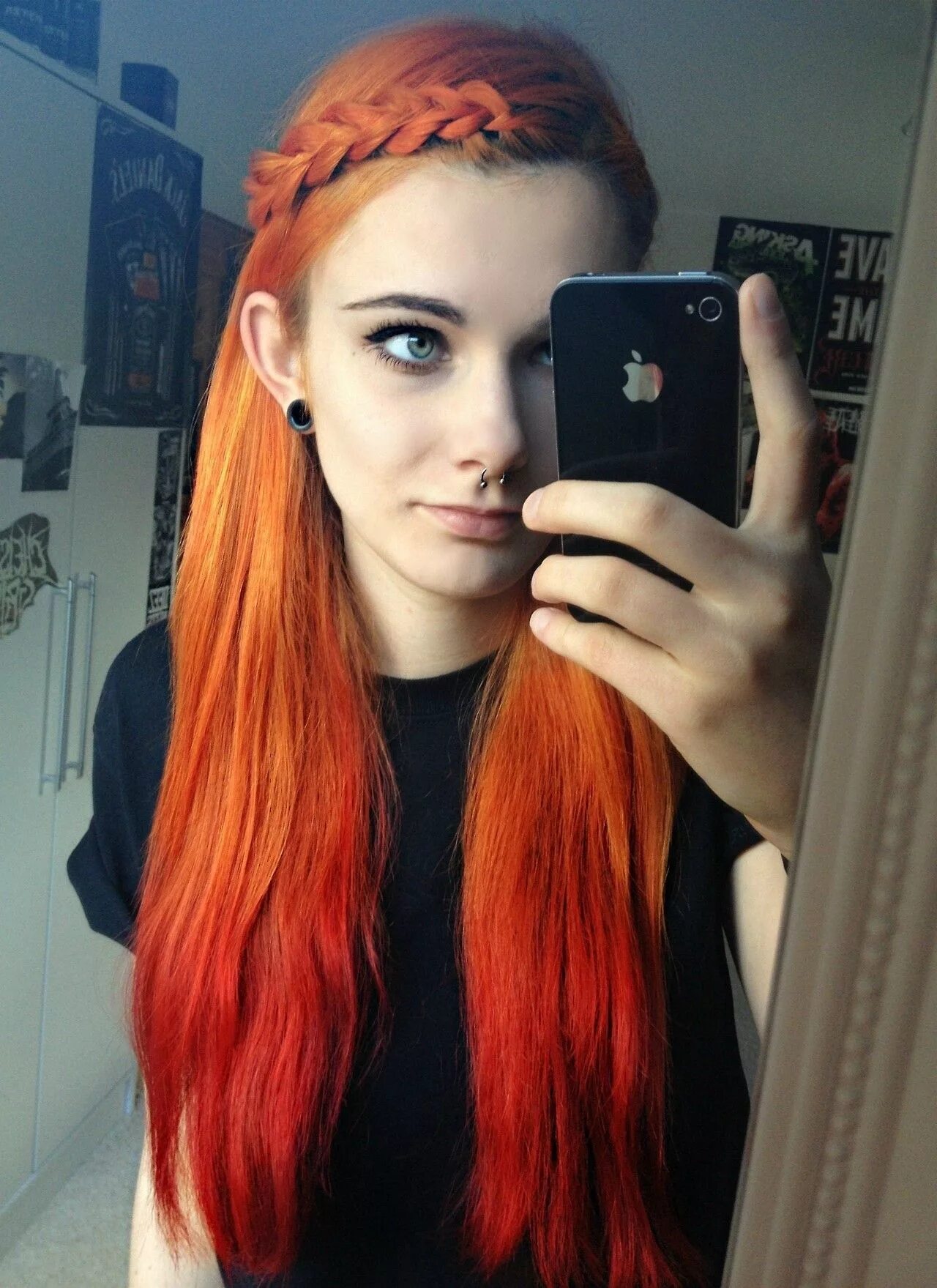 Оранжевые волосы. Омбре на рыжие волосы. Рыжие волосы крашеные. Девушка с оранжевыми волосами.