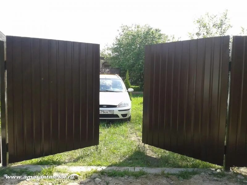 Калитка внутрь. Распашные ворота из профлиста. распашные ворота во внутрь. ворота распашные из профнастила. распашные ворота вовнутрь.