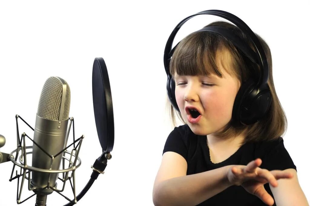 Вокальная постановка. Дети поют. Вокал дети. Ребенок с микрофоном. Малыш с микрофоном.