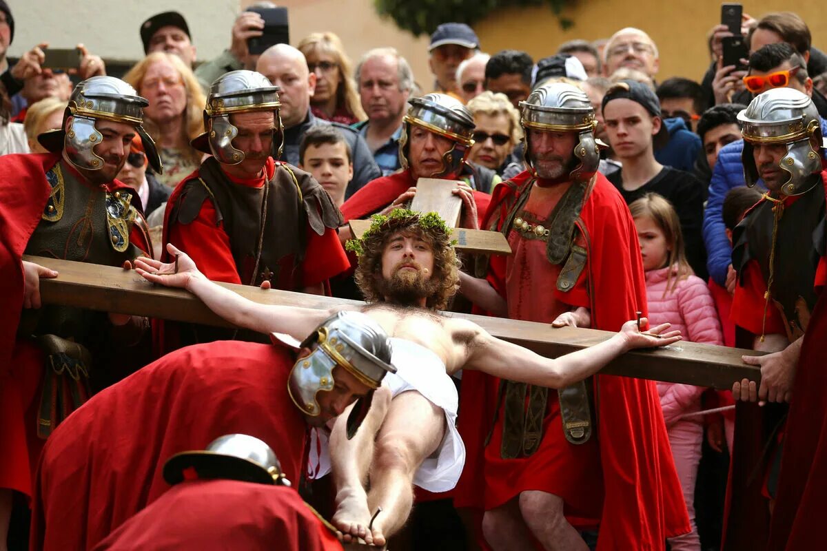 Страстная пятница википедия. Великая пятница в великобритании. good friday праздник в британии. католическая страстная пятница в бразилии.