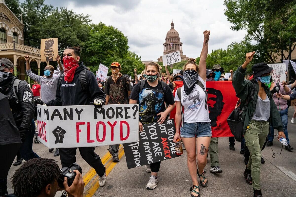 Европейцы. Европейцы на митинге. Blm активисты. Активисты Америка. Митинг на английском