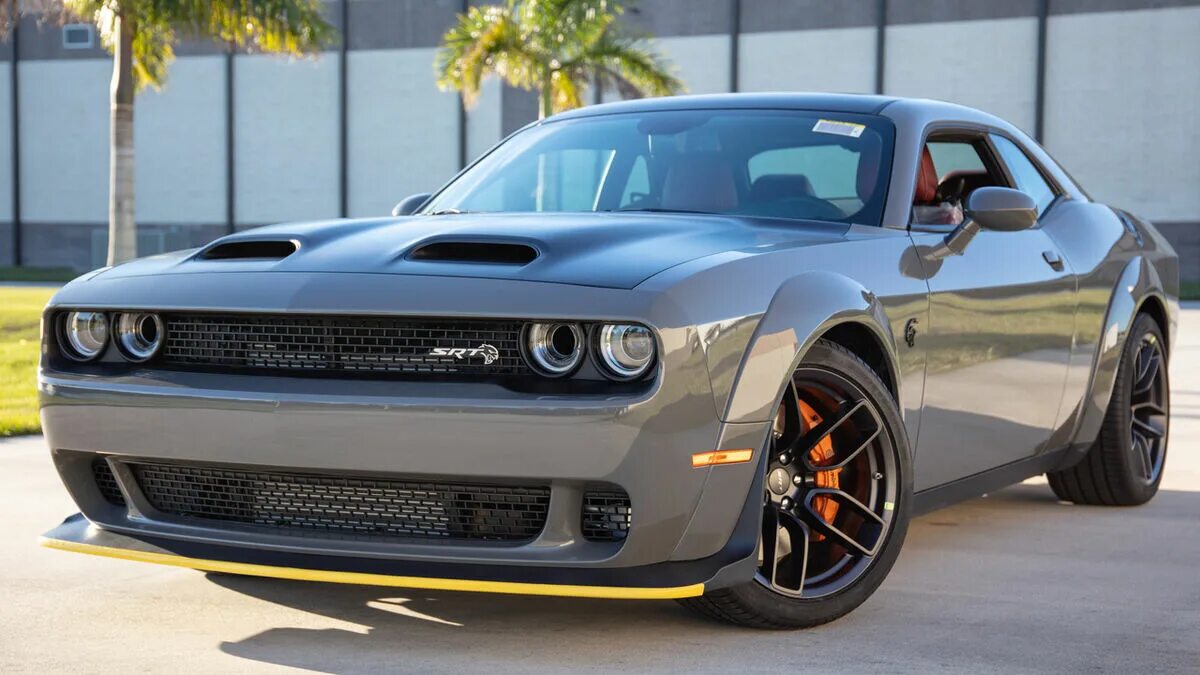 Дочь челленджер. Dodge Challenger Hellcat 2020. Додж Челленджер демон 2020. Dodge Challenger srt8 Hellcat 2020. Додж Челленджер серый.