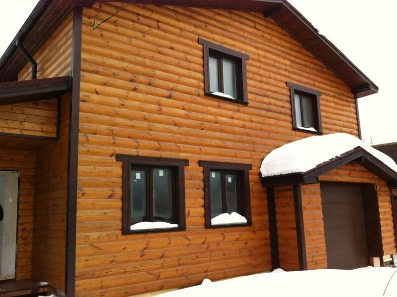 Деревянный фасад. Обложить дом брусом. Отделка блок хаусом снаружи. Обложить дом брусом. Деревянный дом обшитый кирпичом.