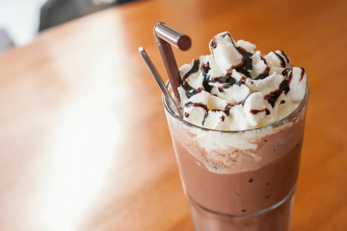 Коктейль со вкусом шоколада и капучино. Молочный коктейль с шоколадом. Кофейный молочный коктейль. Коктейль со вкусом шоколада и капучино. Мокачино кофе.