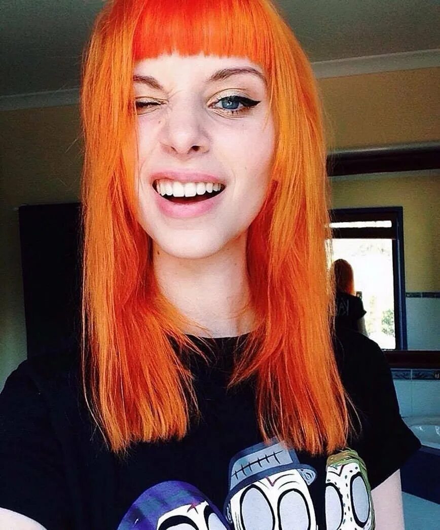 Orange hair girl. Анжела хэир оранжевый. Ярко рыжие волосы. Эмма бадинг рыжая. Рыжий цвет волос зима.