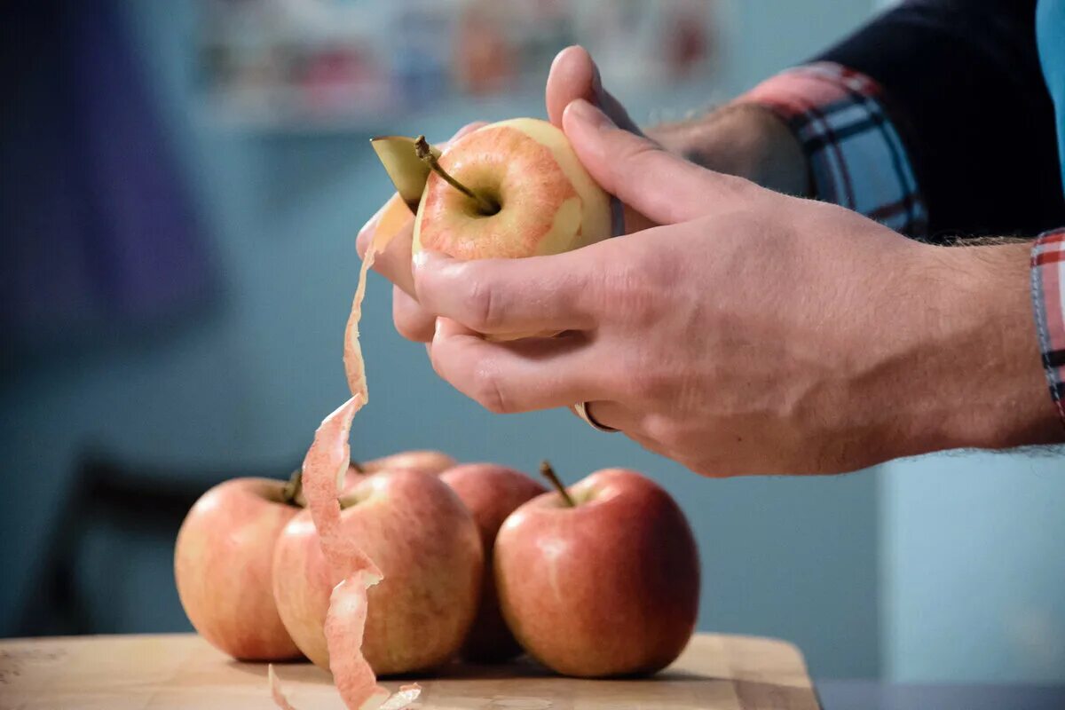 Нужно ли чистить яблоки. Яблоко. Кожура яблока. Яблочная шкурка. Чистка кожуры яблок.