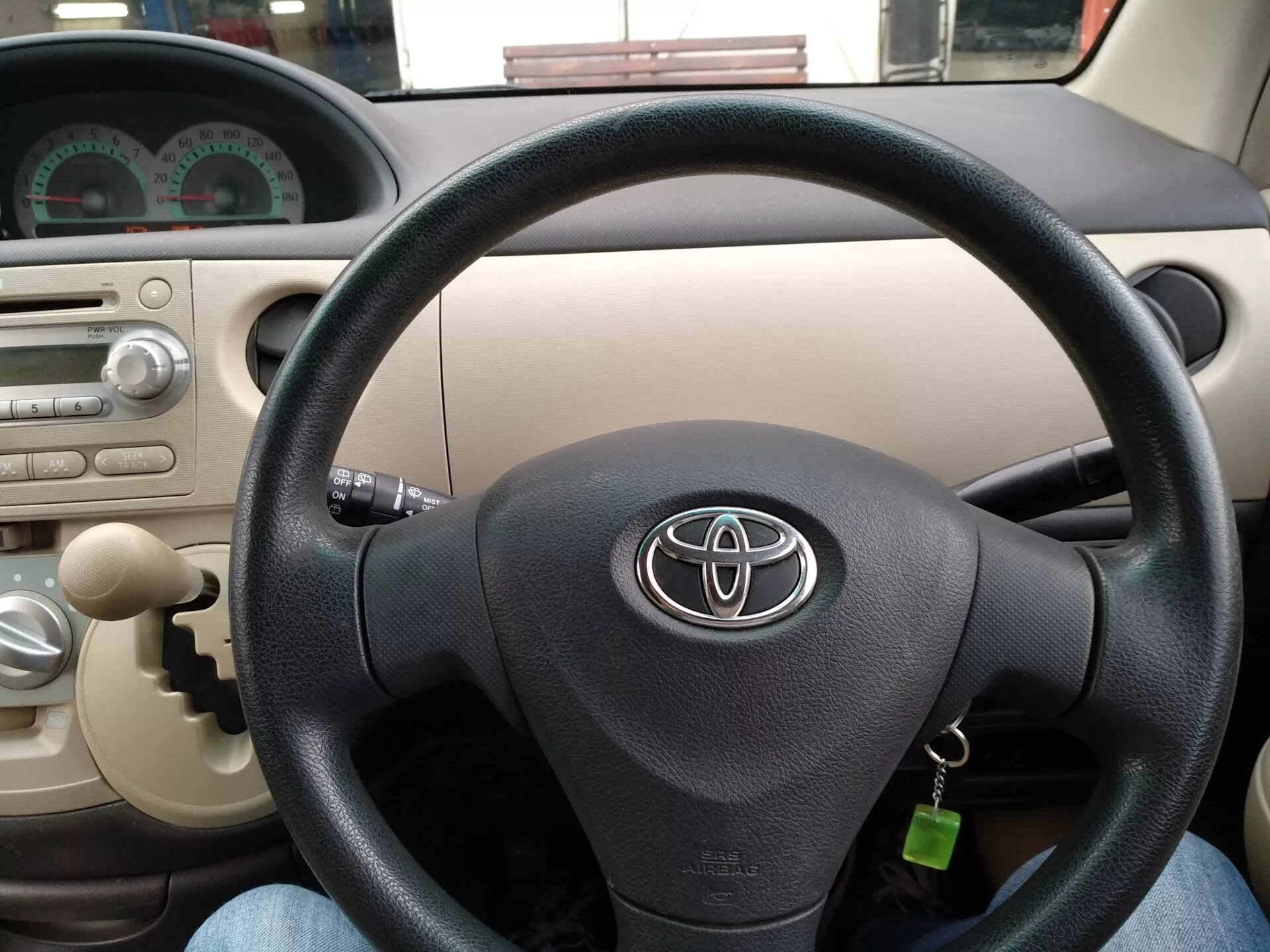 Руль Toyota Sienta. Toyota Sienta 2006 чехол для руля. Оплетка на руль Тойота Сиента. Руль из бардачка. Правый руль рф