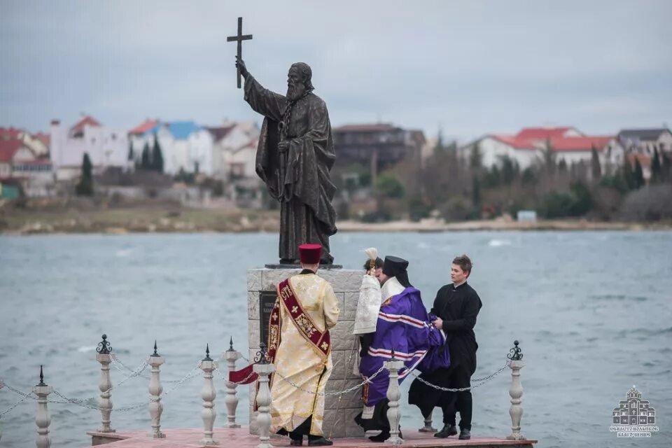 Памятник Клименту римскому в Севастополе. Памятник в казачьей бухте Севастополь. Памятник Клименту в казачьей бухте. Появление севастополя связано с григорием